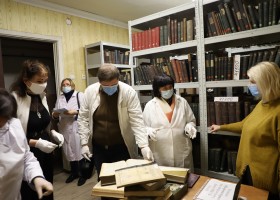 Обстежили унікальну колекцію книг у ННСБ НААН України