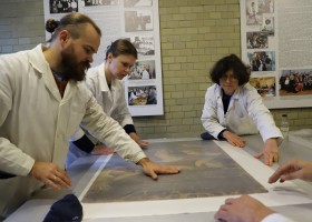 Фахівці Реставраційного центру рятують живопис за допомогою вакуумного дублювального стола