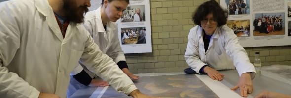 Фахівці Реставраційного центру рятують живопис за допомогою вакуумного дублювального стола