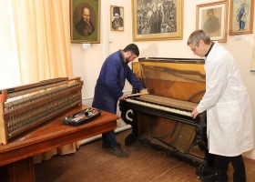 Художники-реставратори провели невідкладні консерваційно-реставраційні заходи щодо піаніно в музеї “Флігель Т. Шевченка”