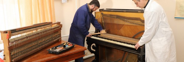 Художники-реставратори провели невідкладні консерваційно-реставраційні заходи щодо піаніно в музеї “Флігель Т. Шевченка”