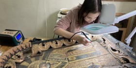 Діана Ісаєва художник-реставратор творів станкового живопису в процесі роботи з іконою